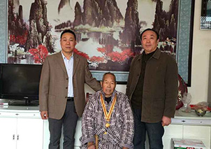 Leaders of the general Party branch of the group pay tribute to song Jinfeng, an anti Japanese veteran